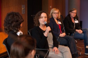 Aycha Riffi (Bildmitte, mit Mikro), Leiterin der Grimme Akademie bei den Medienfrauen 2014